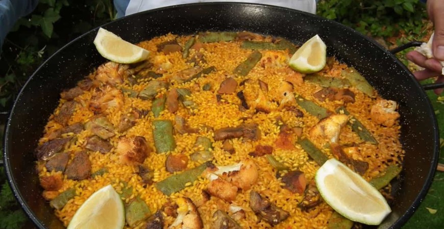 Receta fácil de arroz con col, bacalao y rebollones