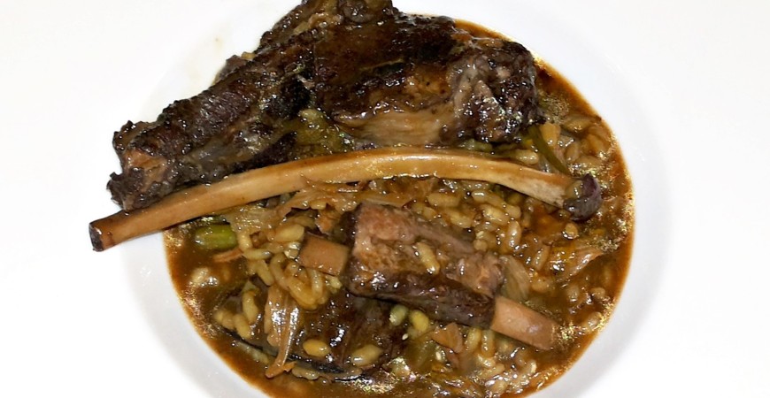 Receta @pedroponcepalomares: Arroz con jabalí, escarola y espárragos trigueros