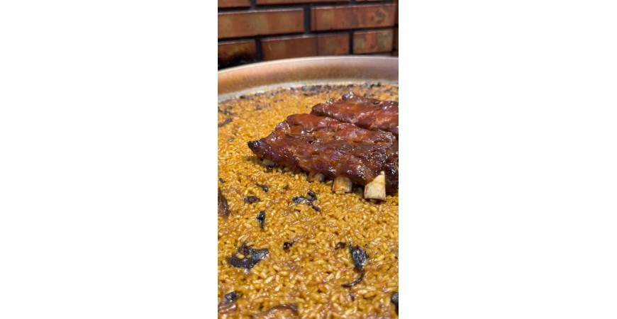Receta de _comeydisfruta_: arroz de setas, cebolla caramelizada y costillas glaseadas