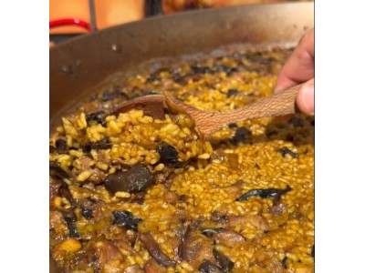 Receta de _comeydisfruta_: arroz con cordero, setas y ajos tiernos
