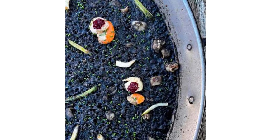 Receta de @cris_riceandmeal: arroz negro de calamar, vieiras y ajos tiernos
