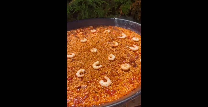 Receta de @cherenayuso:  paella de chipirones y gambas