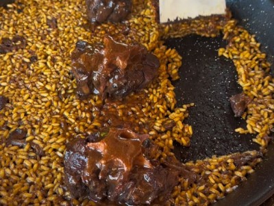 Receta de @fanaticook: Arroz de capa fina con rabo de toro guisado