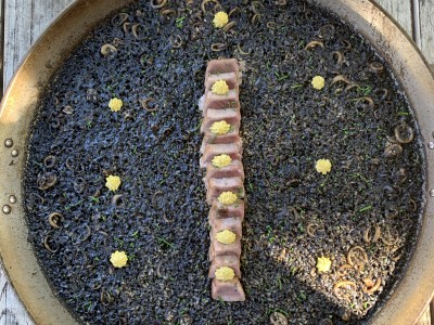 Receta de @cris_riceandmeal: Arroz negro de calamar y tataky de atun con mayonesa de aguacate picante