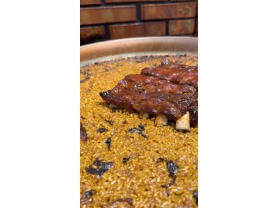 Receta de _comeydisfruta_: arroz de setas, cebolla caramelizada y costillas glaseadas